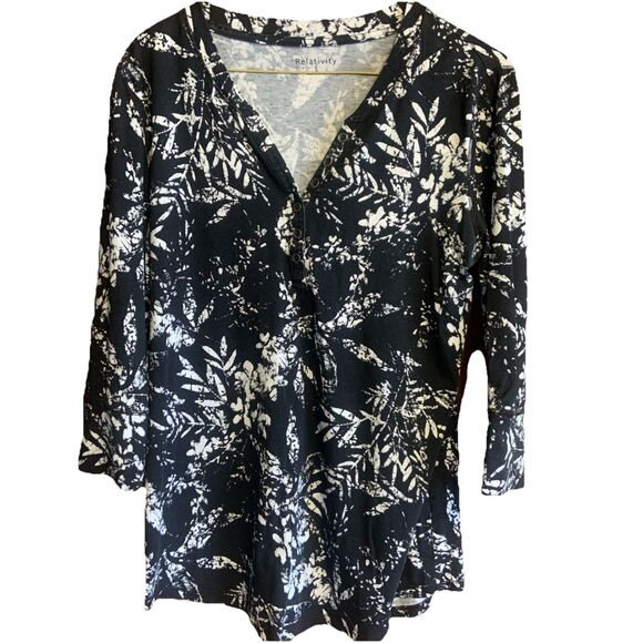 Relativity Henley Top Black White Floral Leaf Stretch Women's Size S Loose Fit - Picture 2 of 5